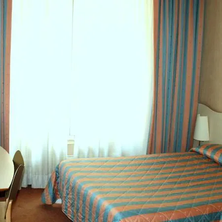 Eiffel Blomet Hotel 4*